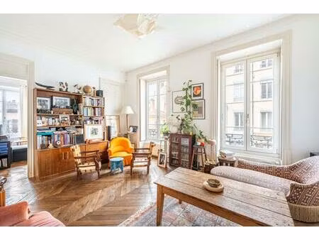en exclusivité à deux pas de l'agréable place sathonay. t3 de 74 08m² au sein d'un immeubl