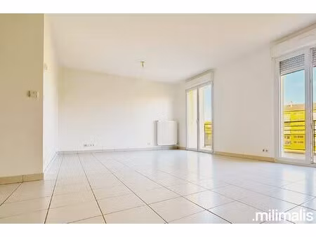 appartement t4 – lumineux -terrasse – stationnements