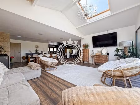 magnifique propriété de 270 m2 sur une parcelle de 3.598 m2