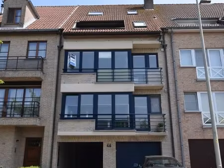 appartement met twee slaapkamers een grote gesloten garagebox. in een rustige buurt doch n