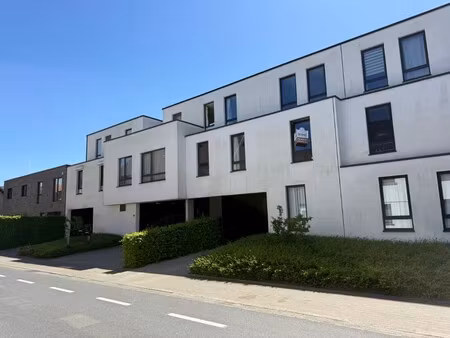 recent appartement met twee slaapkamers met zeer groot terras en 2 autostaanplaatsen