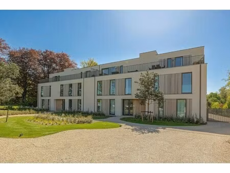 prestigieus nieuwbouwappartement met ruime tuin en terras.