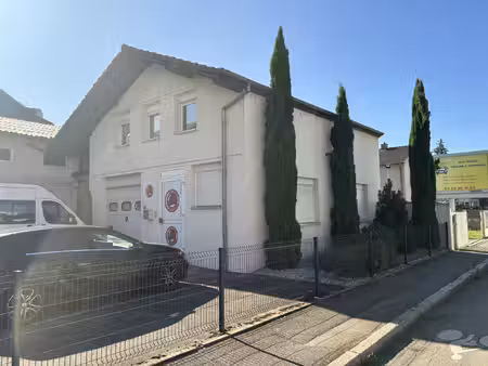 local professionnel occupant un batiment complet avec remise