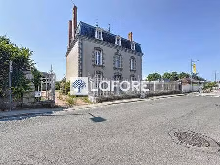 vente maison à nueil-les-aubiers (79250) : à vendre / 220m² nueil-les-aubiers