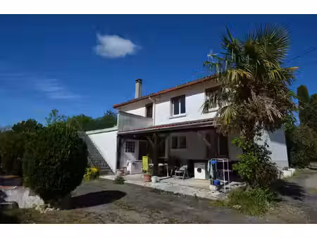 a vendre aux portes d'auch  gers: maison sur 2 niveaux avec 6 chambres  espace extérieur..
