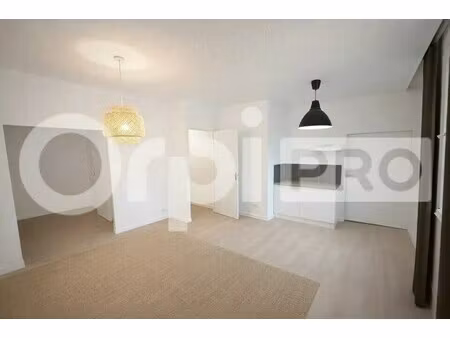 location commerce la rochelle 17000 62m²