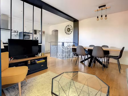 appartement rénové avec gout de 86 40 m2 - 4 pièces  3 chambres avec terrasse de 13 60m2 e
