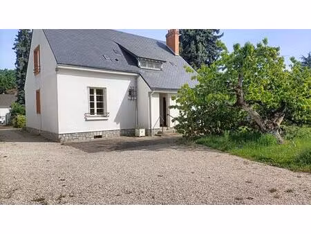maison de 6 pièces principales sur 1027 m2 de terrain
