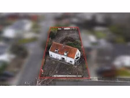 grand terrain avec maison