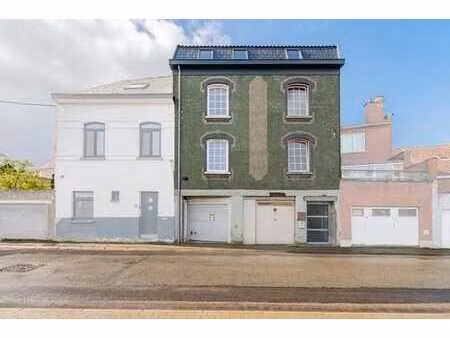 immeuble de rapport (5 unités) et 2 garages au centre de hal