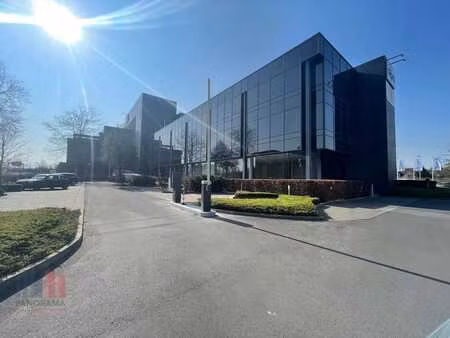 826 m² de bureaux prêts à l'emploi proche de la sortie e4...