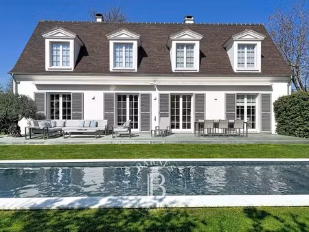 maison de luxe à louer dans le quartier vieux croissy