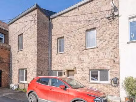 grande (237m²) maison en bon état avec garage et jardin