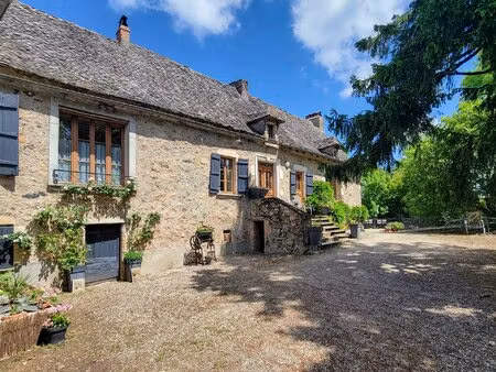 maison en pierre de caractère à la campagne époustouflante
