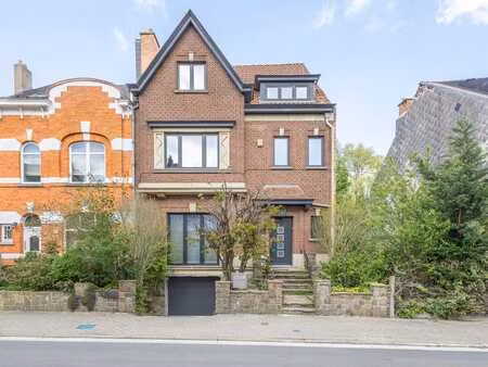 maison de maître rénovée avec 5 chambres  jardin et garage.