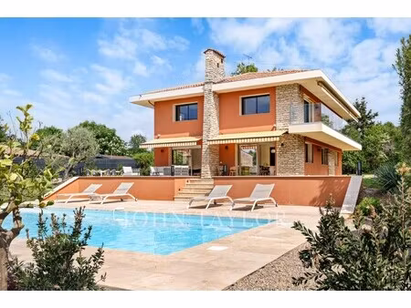 maison de luxe à louer dans le quartier village-le val-cabrieres