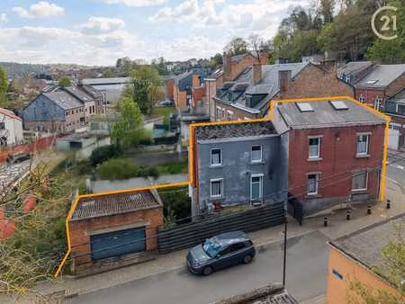 maison de ville avec double garage et espace extérieur