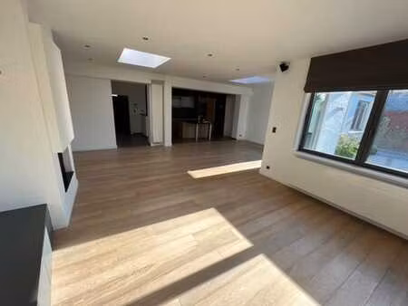 naninne maison d'habitation avec rez-commercial