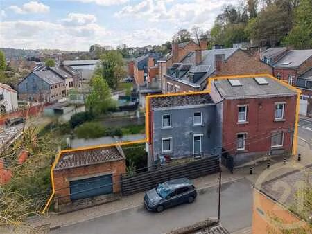 maison de ville avec double garage et espace extérieur