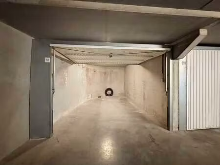 gesloten garagebox achter de zeedijk te heist
