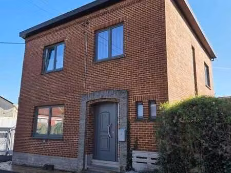 une maison d’habitation avec jardin