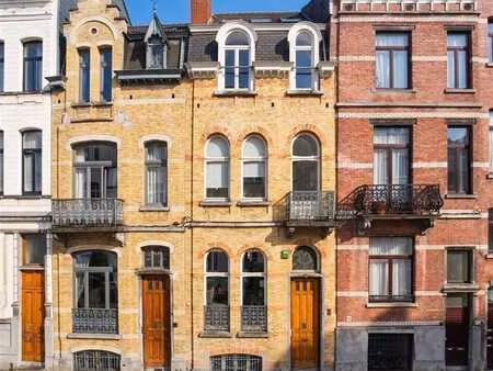 rue calme  à proximité du cinquantenaire - maison de charme