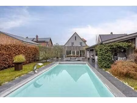 maison individuelle rénovée avec piscine  pool house et jard
