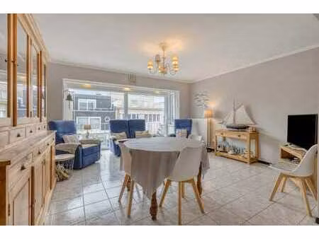 bel appartement lumineux de 2 chambres.