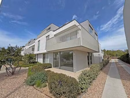 appartement neuf avec petit jardin.