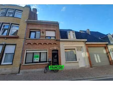 maison rénovée de 3 chambres à coucher avec terrasse au cœu…