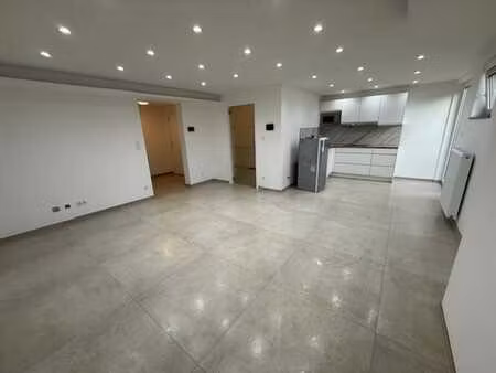 superbe appartement fraichement rénové avec 1 grande chambre