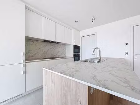 appartement récemment construit avec 2 chambres et place de