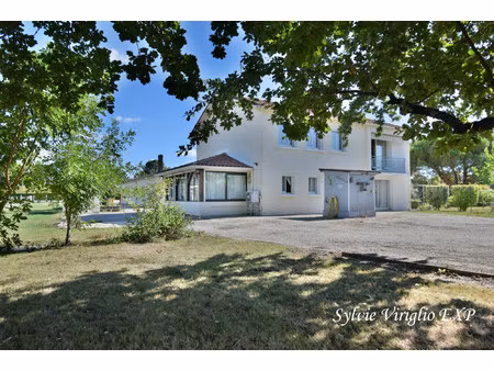 maison familiale 2 niveaux-6 chambres-grande dépendance de 185