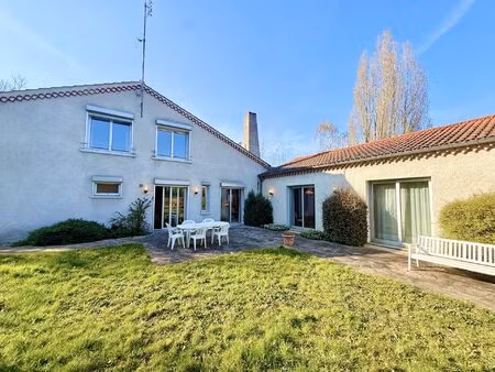 maison d'architecte au sein d'un parc arboré avec 5 chambres  court de tennis ...
