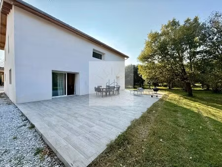 spacieuse maison de 4 chambres.