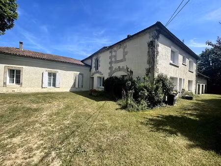manoir en bordure de rivière avec de vastes logements et la possibilité de créer plusieurs