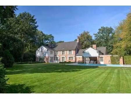 villa spacieuse avec parc sur un terrain d'environ 6.000 m²