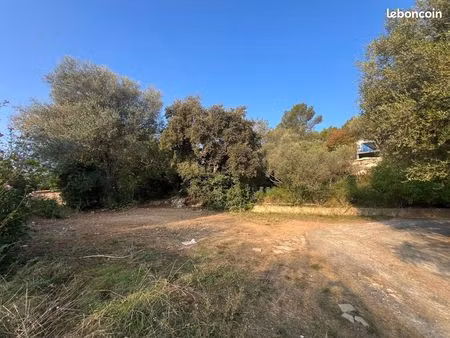 terrain hors lotissement - libre constructeur- viabilisé - pignans