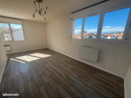 t2 lumineux 43 m² – craponne centre – parking – vue dégagée
