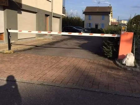 garage-box fermé  sous-sol propriété privée à côté de la poste gaillard  donc moellesulaz