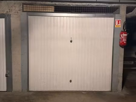 box fermé / garage 19 m² – stockage  moto ou petite voiture – tours centre