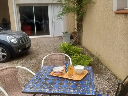 agreable studio   état neuf   avec espace extérieur