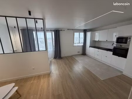 studio rénové 32 m² avec espace nuit distinct – parking + cave – vue dégagée