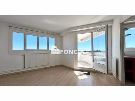 t2 en dernier étage avec balcon et vue dégagée