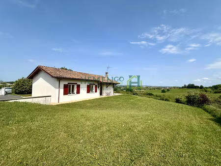 propriété rare avec vue dominante et vaste terrain  à proxim