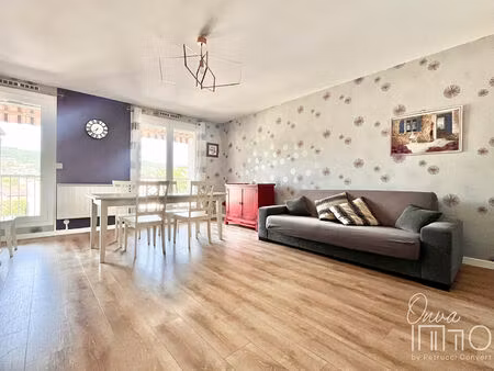 fontaines-sur-saône centre - t3 de 80m² avec balcon et parking collectif