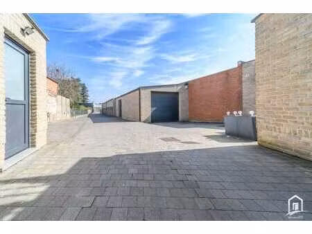 multifunctioneel magazijn van 800 m² met burelen nabij ce...