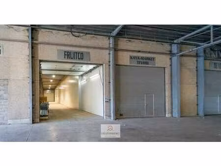 magazijn (221m²) te huur met hoge bereikbaarheid vlakbij r4