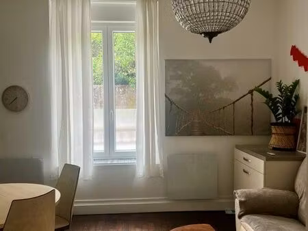 apparemment f2 meublé t2 ( lumière traversante)