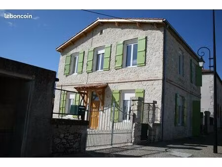 dans une jolie maison en pierre totalement rénovée